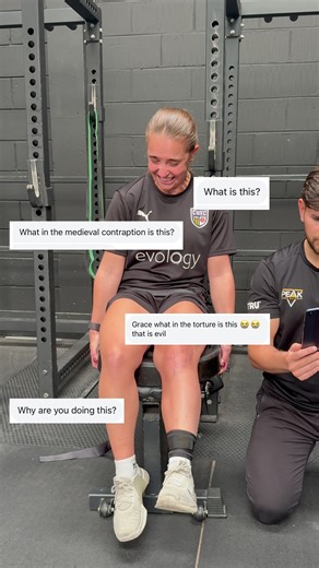 Ever wondered why we test strength, especially the quads during ACL rehab? Let’s find out.👇 When you have ACL surgery, one of the biggest challenges isn’t just the ligament - it’s your quad. The muscle often weakens or even shuts down completely after surgery. Why? A few reasons: 👉 Your body actually inhibits the muscle to protect your knee - that’s called muscle inhibition. 👉 You’re less mobile after surgery, so the quad just isn’t being used. 👉 And finally, surgical trauma, the incision it