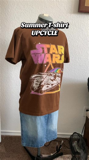 A fun summer project-no sewing required! #upcycledclothing #tshirtstyle #nosew #summercrafts | T-Shirt Upcycle Diy