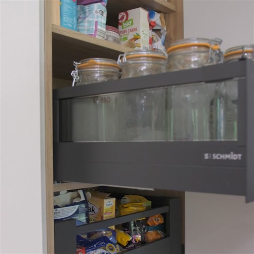 Puisque chaque millimètre compte, découvrez notre armoire épicerie et son espace de rangement XXL !🤩 Idéal pour stocker un maximum de bocaux ou autres denrées alimentaires tout en les ayant facilement à portée de main ET à portée de vue 🔎 grâce aux côtés en verre sur les blocs coulissants, de série ! C'est aussi ça la qualité du premier fabricant français !🇫🇷 #HomeSchmidtHome #premierfabricantfrançais #armoireepicerie | Schmidt