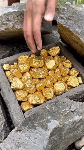 The process of finding gold | finding gold in bedrock fragments | finding gold nuggets worth $2500