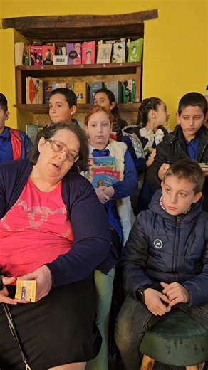 A volte sembra di vivere in un film. Un film che ho visto poco tempo fa, Un mondo a parte, l'ultimo film di Antonio Albanese in cui si cita il nostro caro prof. e amico Vito Teti. Gli effetti dello spopolamento dei paesi porta anche a questo e questi ragazzi come le loro maestre proprio come in quel film sono tristi. A volte pensiamo che nei nostri paesi tutto questo non succederà mai, ma quando poi succede e tocchi con mano la realtà tutto diventa ancora più triste. La maestra Ortenzia dice "do