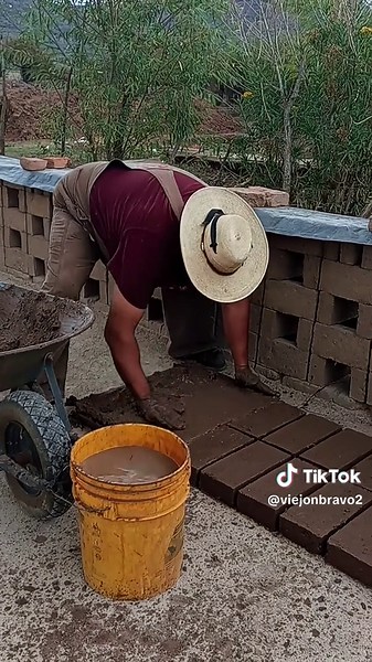 Desde Niño Aprendí El Duro Trabajo De Hacer Ladrillos 🧱#como #hacer #ladrillos #adobe #parati