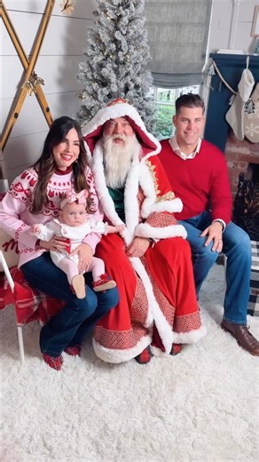 Come with us to meet Santa with our 6 month old baby girl! #babysfirstchristmas