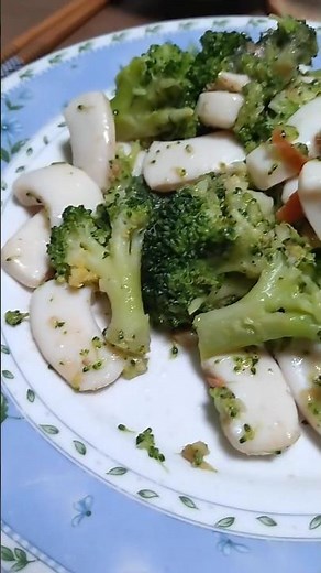 美味しいブロッコリーをメインに🥦ブロッコリーとイカの炒め物🦑春雨と錦糸卵とキューリとハムの中華サラダ🥚昨日農家直営の出店で、ブロッコリーを買って来ました💮凄く甘くて、幸せな味でした👍美味しかったです😋