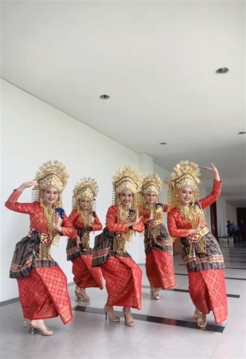Tari Melayu Cantik dari Gadis Riau yang Mengagumkan