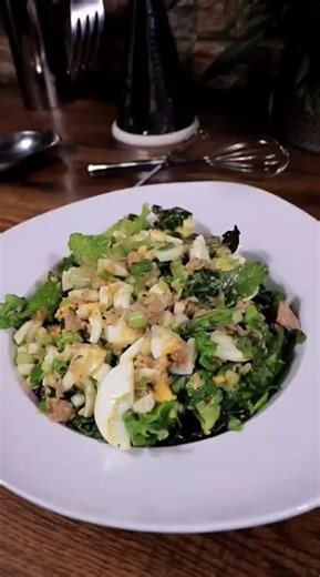 Fresh tuna green salad recipe for a light and healthy meal