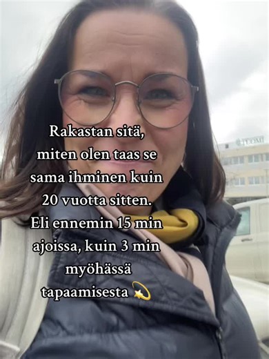 Pitkään olen pohtinut, mitä haluan takaisin vanhasta itsestäni ja mistä taas olen kasvanut ulos enkä haluakaan mahtua enää samaan muottiin. Tämä asia on ehdottomasti ominta minua, kunnioittaa toisten aikaa ja saapua ajoissa. Tottakai on tilanteita että se ei onnistu, mutta pyrin aina herättämään itseni jos huomaan pohtivani ehdinkö vielä tämän. Että ET! Et luultavasti ehdi, vaan myöhästyt jos teet sen vielä. Eli ennemin mene ajoissa paikalle. Sen muutaman minuuttia kun odottaa voi vaikka tehdä t