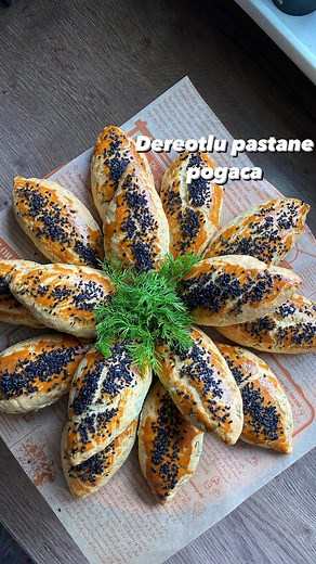 Melda Bekmezci on Instagram: "Kiyir kiyir Dereotlu pastane pogaca🌱 Yapip buzluga da koyabilirsiniz aniden msiafiriniz geldiginde cikarip servis edebilirsiniz🫶🏼 125gr oda isisinda tereyag 1 tatli kasigi toz seker 1 tatli kasigi tuz 1 cay bardagi siviyag 2 yumurta (birinin sarisi üzerine) 2 yk yogurt 2 yk üzüm veya elma sirkesi 1/2 pk kabartma tozu Yaklasik 4 su bardagi un (kontrollu ekleyin) Dere otu Icine: beyaz peynir Tüm malzemelerle yumusak bir hamur yogurun. Ceviz büyüklügünde bezeler yap