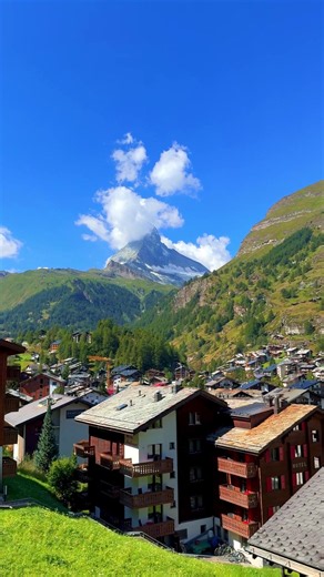 📍Zermatt, Switzerland 🇨🇭 Follow me for daily Swiss Content 🇨🇭 Discover the beauty of Switzerland without endless searching. Swiss Guide helps you find the most beautiful places in Switzerland, from famous highlights to hidden gems most travelers never discover 🇨🇭 › Interactive map with nearby spots › Hidden gems highlights in one app › Explore around you or plan ahead › Travel tips & real routes › Offline access anywhere One app for your entire Switzerland trip 🇨🇭 📱 Coming soon on iOS 