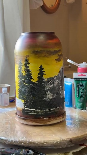 147K views · 3.8K reactions | I dag var en spesiell dag ❤️ Jeg fikk lov til å male på urna til Mor, oldemor. Det var veldig spesielt, og jeg er kjempe glad og takknemlig for at jeg fikk lov til det ❤️ Jeg savner henne hver dag, og det betyr mye for meg å kunne male et siste maleri til henne ❤️ | Linus Hillingseter | Facebook