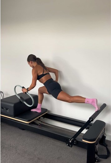 Pilates Reformer Lunges: Say Goodbye to the Year