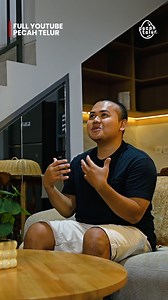 Pernah kebayang kerja cuma 3 jam sehari, tapi penghasilan bisa 5–6x UMR? Di video kali ini, kita ngobrol bareng Ican (Bekasi) dan Niska (Surabaya) yang sama-sama menjalani karier sebagai Virtual Assistant (VA) kerja remote dari rumah, pegang klien (bahkan luar negeri), dan tetap punya waktu buat keluarga. Kalau kamu lagi cari jalan untuk punya penghasilan dari rumah, pengin kerja remote, atau pengin side income yang lebih “niat” dari sekadar coba-coba, video ini bisa jadi titik awal yang kebuka 