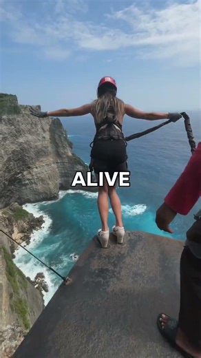 Feeling alive jumping 130m off a cliff in nusa penida bali! Best vacation activity ever#awesomeview