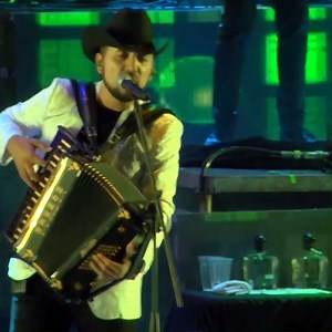 18M views · 6.9K reactions | Eso es quererte una locura El es un tonto que hoy te ofrece ternura  | Fidel Rueda Oficial | Facebook