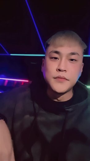 YX音樂酒吧｜高雄talking bar on Instagram: "🥂 2025 跨年不回家 🥂 11點前入場 💥 $1388 全酒暢飲 喝到倒 🔥 烤肉車 Buffet 任你吃 酒精＋炭火 陪你一路狂歡到新年第一杯 🍺 訂桌公關🈯️：RJ @yx._jgum - 👾YX Talkingbar 基本消費模式👾 1F 飛鏢｜吧檯｜人頭低消💰350 2F 沙發｜包廂｜人頭低消💰500 🔺2樓沙發區皆可唱歌 平日包廂 低消💰4000 假日包廂 低消💰6000 🔺包廂可容納1-20人 ❤️‍🔥以上低消都可以抵酒水+總金額10%服務費❤️‍🔥 💥鎖台消費模式 30分鐘500 60分鐘1000 - 🕒晚場23:00-5:00｜早場5:00-12:00 📍高雄市前金區自強二路54號 ☎️07-2611397 LINE ID ：@yx54 IG📥訂位 - #高雄公關酒吧 #高雄 #喝酒 #酒吧 #talking baryx音樂酒吧 talkingbar 高雄前金 前金區 前金酒吧 龍鳳店 男公關 女公關 公關酒吧 暢飲 暢飲酒吧 暢飲活動 美女 帥哥 帥哥美