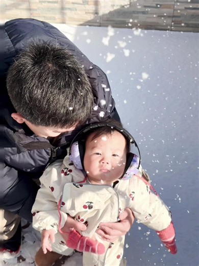 Why has CuddleCloud been so quiet lately? Because Candy and her husband have taken their 11-month-old baby on a journey back to their hometowns, tracing their own childhood journeys together. ❤️ From sunny Perth at 40°C, we travelled to Dad’s hometown, Dalian, where temperatures sit just above zero. Now we’re on a high-speed train travelling at 271 km/h, heading to Candy’s hometown, Yanji, where winter is truly intense at around -30°C ❄️ Right now, the lowest outdoor temperature has reached -26°