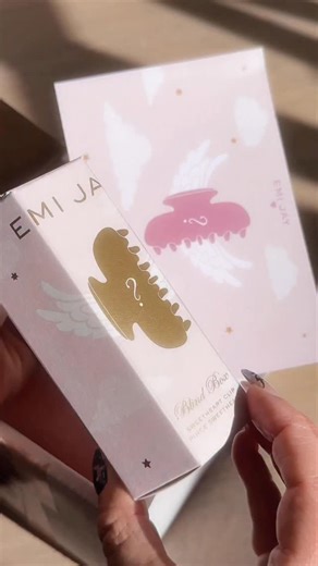 #Unboxing 🚨 Sweetheart Clips 💖🙌🏼 Mystery Box! Limited edition #EmiJay Featuring 5 exclusive Sweetheart Clips that you won’t see anywhere else. Pop yours open and find out what clip chose you. 3” hair claw clip $40 Color: Babiest Bows, Bluebell Flutter, Chantilly Fleur, Diamond Darling, Love You More Coming back in stock soon Did you grab yours? Do you love mystery boxes??? 💖🙌🏼 XO #TRENDMOOD | TrendMood
