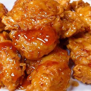 These Honey Chipotle Chicken Crispers are a Chili's copycat. Crispy fried chicken tenders coated in a sweet and spicy sauce. So, so good! Recipe: https://spicysouthernkitchen.com/honey-chipotle-chicken-crispers/ | Spicy Southern Kitchen