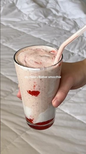 DIY Hailey Bieber smoothie from Erewhon 🍓💌 #smoothie #haileybieber #erewhon #diy #recipe #drink