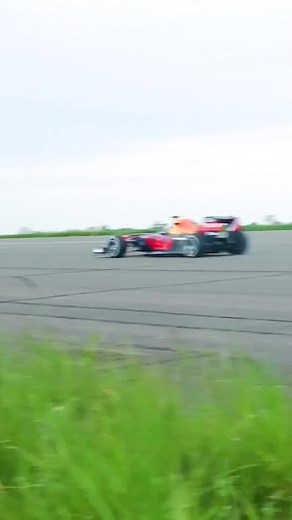 F1 Car vs Bugatti Chiron: Epic Quarter Mile Race!