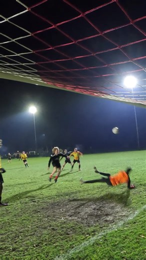 First minutes after my injury. Sinds januari I am back training with the squat. We played 2 practice games, felt good to play games again. Tomorrow first competition game after the winter break. @T1TAN #goalkeeper #matchday #highlight #footbal