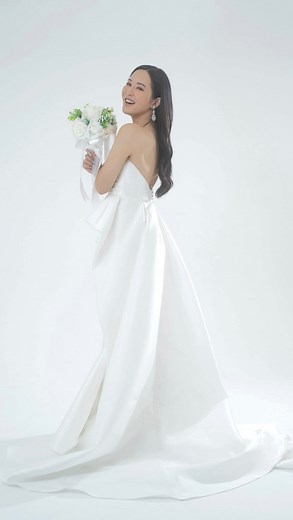 花上 惇 はなうえ じゅん on Instagram: "ニューハーフ、人生初のウェディングドレス💍 YouTube ［花上惇(はなうえじゅん)］ チャンネル登録是非よろしくお願い致します🙇‍♀️ ________________________________________________ 私は男性に生まれて、だけど心の中はずっと女性で。 思春期に差し掛かりどんどん筋っぽく、男性らしく変化していく身体がすごく憎かったな。 周りの目が怖くて、傷つきたくなくて、家族を悲しませたくなくて、肩身の狭い思いをしてほしくなくて、色んな事をごまかしたり諦めたりしてきたけど、それら全てを乗り越えて今があるよ。今の自分が一番好きだよ😊 私はまだホルモン治療を始めて4ヶ月、性別適合手術も終えていなければ、戸籍も男性のままの駆け出しトランスジェンダー。 そんな私が、女性にとって神聖なウェディングドレスというものを着てしまっていいのかという葛藤もありながら。 そして恐らく賛否両論あるだろう事は覚悟の上で、人生に一度あるかないかのチャンスかもと思い着させていただきました。 子供の頃からの夢が1つ叶った