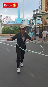 Tour Hulahooping at Universal Studios Singapore #babeshulahooper #healthylifestyle #dance #hoops #travel #toursingapore #vacation #tourist #happy #inspire #everyone #instreamads #StarsEverywhere #hulahoopeverywhere | Cristina Cemanes
