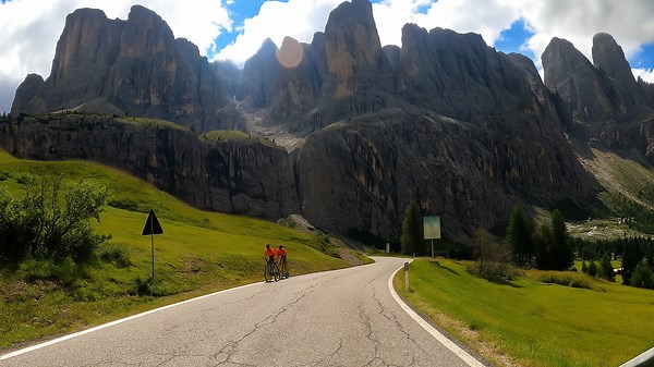 Ruta Épica por el Passo Gardena en los Dolomitas – Italia 4K