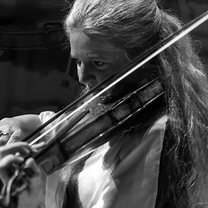 On her new album Tutta Sola, violinist Rachel Podger plays solo repertoire from five European composers who were also remarkable violinists in their own right: Bach, Vilsmayr, Matteis Jr., von Westhoff and Tartini. This is the perfect pairing to Podger’s previous solo album of Bach’s Cello Suites, one of The Guardian's Top 10 Best Classical CDs of 2019. ► Discover the album: https://lnk.to/TuttaSolaFA | Outhere Music | Facebook