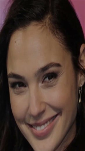 “Gal Gadot Body-Shamed in Vacation Crop Top – Fans Rush to Defend Her!”
