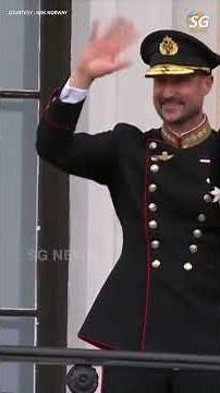 🚨 A New Era: King Haakon VIII Greets the Crowds Outside the Royal Palace! 🇳🇴👑 | SG News
