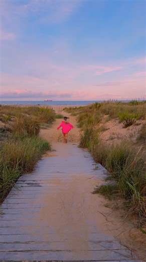 Planning the ultimate coastal getaway weekend in Virginia Beach? Save this post for some sweet itinerary ideas and must-dos. 📹: Christine & Sarah MacLean | Visit Virginia Beach