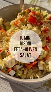 Risoni-Salat in 10 Minuten👌 fix, frisch & voller Geschmack! Perfekt für warme Tage, wenn es schnell gehen muss, aber trotzdem besonders schmecken soll. Während die Nudeln kochen, zauberst Du das Gemüse und das Dressing mit dem Thermomix, ohne lästige Schnippelei. TIPP für Meal-Prep: Mach einfach die doppelte Portion🙌 🥗 Zutaten (für 2–3 Personen): Nudeln: – 250 g Risoni – 1 TL Salz – 1500 g Wasser Salat: – 100 g rote Paprika – 50 g schwarze Oliven, entsteint – 100 g Salatgurke, entkernt – 200 