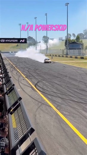N/A VL Commodore rips a mean Powerskid