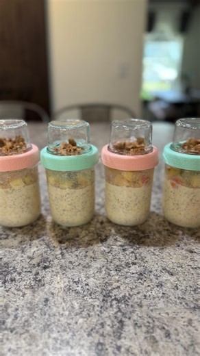Erin Eller on Instagram: "Overnight oats prep: Fall Edition! 🍂 🍎 that means it’s time for Apple Pie Overnight Oats! 1 cup old fashioned oats 2/3 cup vanilla Greek yogurt 1/2 cup milk of your choice 1 tsp chia seeds Cinnamon (measure with your heart) 1/2 apple (chopped) Topping (1/8 cup gluten free granola and 1/2 of a chopped cinnamon swirl Lara Bar) #asmr #overnightoats #mealprep #fallfood #glutenfree"