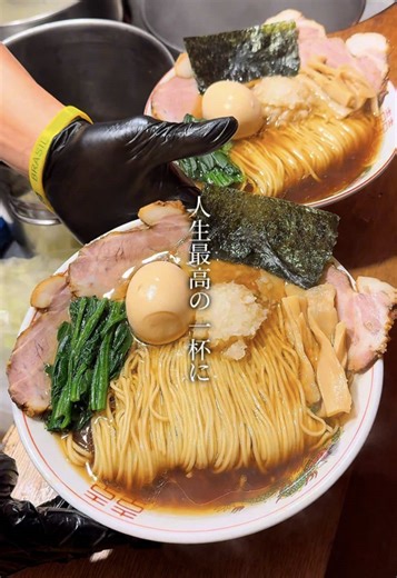 東京とは思えない… 今や絶滅寸前といわれる日常的な屋台文化と寒空の下ですする人生最高の一杯を楽しめる都内唯一の屋台ラーメン🏮 かつて夜鳴きそばとして親しまれた屋台ラーメンの絶滅危機を救うため、若き大将が立ち上がり今では最大3時間待ちになる人気ぶり。 無添加無化調にこだわったラーメンはきざみ玉ねぎがたっぷり入った八王子スタイル、丁寧に仕込んだ焼豚と美しすぎる麺線は屋台レベルを軽く超えた仕上がり！ 無化調なのにしっかりと出汁の旨みを感じるスープは身体の芯まで染みわたる感動の美味しさで人生一度は食べてほしい🤤 全フォロワーさんに届きますように🙌 ▼今回の注文 チャーシューメン 950円 ───────────────── 【ラ・ボンヌターブル】 📍東京都八王子市初沢町1277-8 🚃高尾駅徒歩3分 ⏰18:00-23:00 💤日曜•月曜•雨予報の時 💰¥1,000〜¥2,000 料金・営業時間・定休日は変更となる場合がございますので、ご来店前に店舗にご確認ください。 ───────────────── #東京ディナー #東京ランチ #八王子グルメ #八王子ランチ #おいしい東京