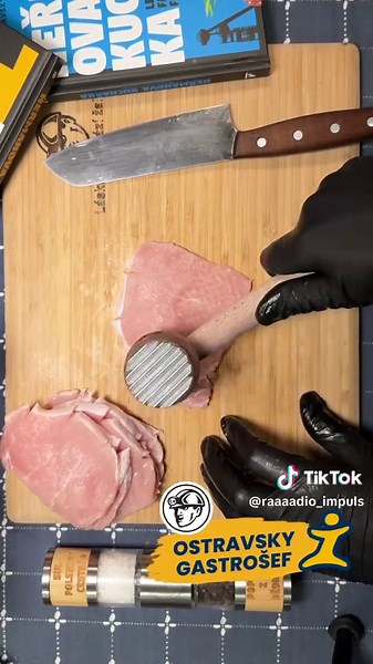 Smažený steak se sýrem a hranolkami