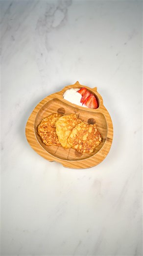 Romina Bertinazzo • Easy Kids/BLW Recipes on Instagram: "2 INGREDIENTS APPLE FRITTERS! 🍎 Ingredients * 1 apple, peeled and grated * 1 small egg Method 1. In a bowl place all the grated apple and egg and mix. 2. On a non sticky pan, heat some coconut oil or unsalted butter on medium heat. 3. Once warm, spoon in one tablespoon of the batter into the pan and using a spoon to spread out the mixture. 4. Fry fritter for 2-3 minutes per side, until golden brown. 5. Let them cool a little before servin