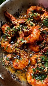 Chhaya Joshi Daily food / cocktails on Instagram: "Butter Garlic shrimp 1. 16 ounces shrimp - I used Jumbo peeled deveined 2. 1 teaspoon salt , black pepper, paprika 3. 1 tablespoon olive oil Garlic Butter Sauce: 1. 6 tablespoons butter (I used salted - use what you like ) 2. 12-15 garlic cloves (mine were small -medium sized) 3. 1.5-2 teaspoons chili flakes 4. 3-4 tablespoons chopped fresh parsley 5. Juice of 1/2 lemon 1. Dry off your shrimp, seasoned with salt, black pepper, paprika, and olive