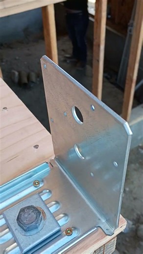 Cómo Instalar un Metal Simpson ABU88Z en Madera | Video Shorts | New Construction Homes Los Angeles
