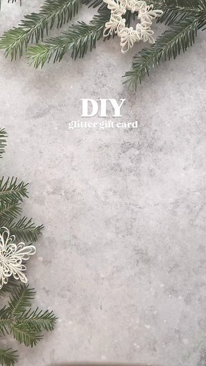 Schnelle DIY Weihnachtskarten in wenigen Minuten 🎄 Heute habe ich eine super einfache & schnelle DIY-Idee für euch, mit der ihr last minute Weihnachtskarten selbst gestalten könnt 🥰 Perfekt, wenn ihr noch persönliche Grußkarten für Weihnachten braucht - ganz ohne großen Aufwand! Wie gefällt euch die Idee? 🤩 Das braucht ihr: - Kraftpapier-Karten - Heißklebepistole - Glitzer - Sternen-Sticker - Bleistift Alle Materialien habe ich euch wie immer in meinem Story Highlight ,diy materielin’ verlink
