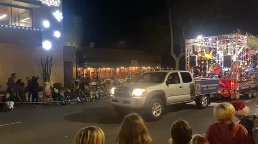 ✨🎄 It’s the most wonderful time of the year! Our school float lit up the Encinitas Holiday Parade with holiday sparkle, big smiles, and all the community cheer we love. Thank you to everyone who helped bring the magic to life — what a joyful way to kick off the season! ❤️🎅🏼 #WeAreECDS #encinitascountrydayschool #encinitas #HolidayParade #SchoolSpirit #CommunityJoy #HolidayTraditions #FestiveFun #MostWonderfulTimeOfTheYear #SchoolFamily #HolidayMagic #WinterCelebration #MerryAndBright #JoyfulS