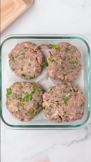 The best and easiest turkey burger sliders for dinner! #recipe #food #familydinner