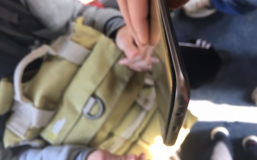 三星S7edge接连发生电池爆炸、膨胀案例，三星售后却让机主不要充电玩儿手机！Note7炸机主老回与湖南机主一同探访三星售后