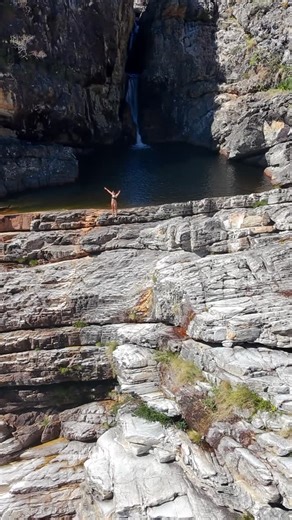 Serra do Cipó - MG • Turismo Santana do Riacho on Instagram: "A Cachoeira das Andorinhas é um dos atrativos naturais mais visitados da Serra do Cipó, ideal para quem busca contato com a natureza e trilhas em meio a paisagens preservadas. 🌿💧 📍 Acesso pela Portaria do Retiro 🥾 Trilha de nível moderado 📏 Aproximadamente 6 km de caminhada Para mais informações e orientações, visite o CAT – Centro de Atendimento ao Turista, no portal de entrada da Serra do Cipó. #serradocipó #santanadoriacho #se