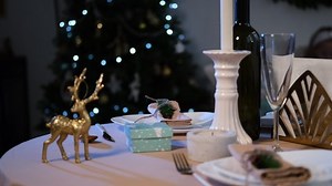 Gros plan sur une table de : vidéo de stock (100 % libre de droit) 1061917990 | Shutterstock