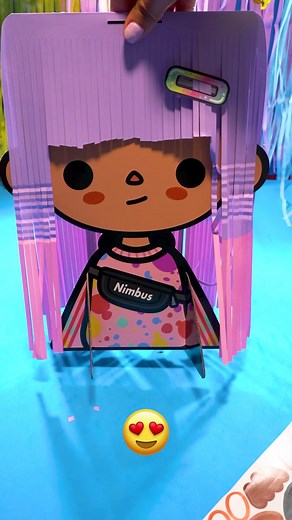 1M views · 14K reactions | Vamos a peinar y a cortar el pelo de esta muñeca de papel ‍♀️ Es de un kit de Toca Life que se llama Famous Stuff y me gustó mucho! #tocalife #paperdoll #muñecasdepapel #dolls #muñecas #reels | Supermanualidades | Facebook