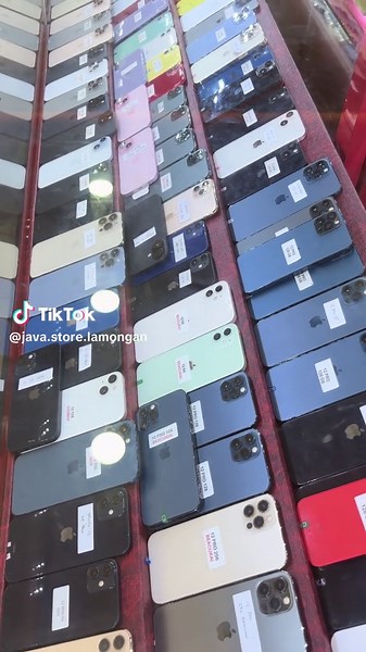 Stock melimpah banget nih Ready Stock Lengkap Unit iPhone Dan Android hari ini. Fresh Stock Setiap harinya Follow Juga yang Lainnya : IG : javastorelamongan Oren : javastoreofficial #lamongan #bojonegoro #android #iphone #viral