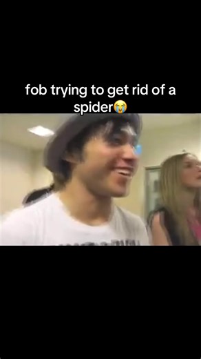 the way pete gets scared is killing me.. of course he's scared of spiders #falloutboy #petewentz #patrickstump #andyhurley #joetrohman