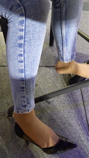スキニーデニムとストッキングとヒール #パンスト #足フェチ #nylonlegs #pantyhose